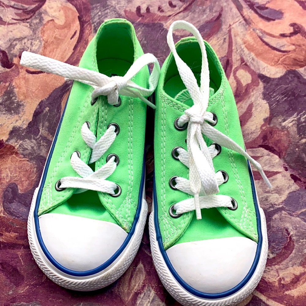 Adorable converse sneakers